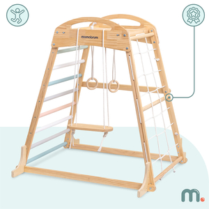 Drveno unutarnje igralište s ljuljačkom, gimnastičkim kolutovima i mrežom za penjanje