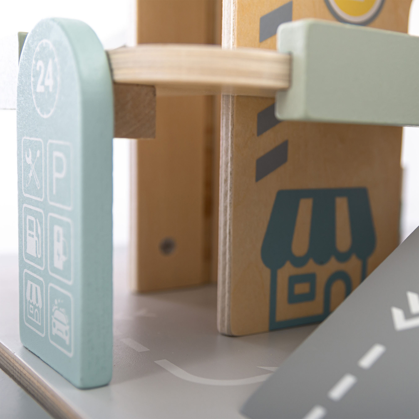 Drvena, trokatna garaža za djecu s pratećom opremom – parkiralište, benzinska postaja, autopraonica, helikopter