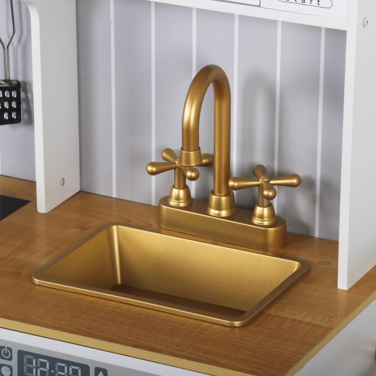 Drvena bijela kuhinja s priborom i pregačom