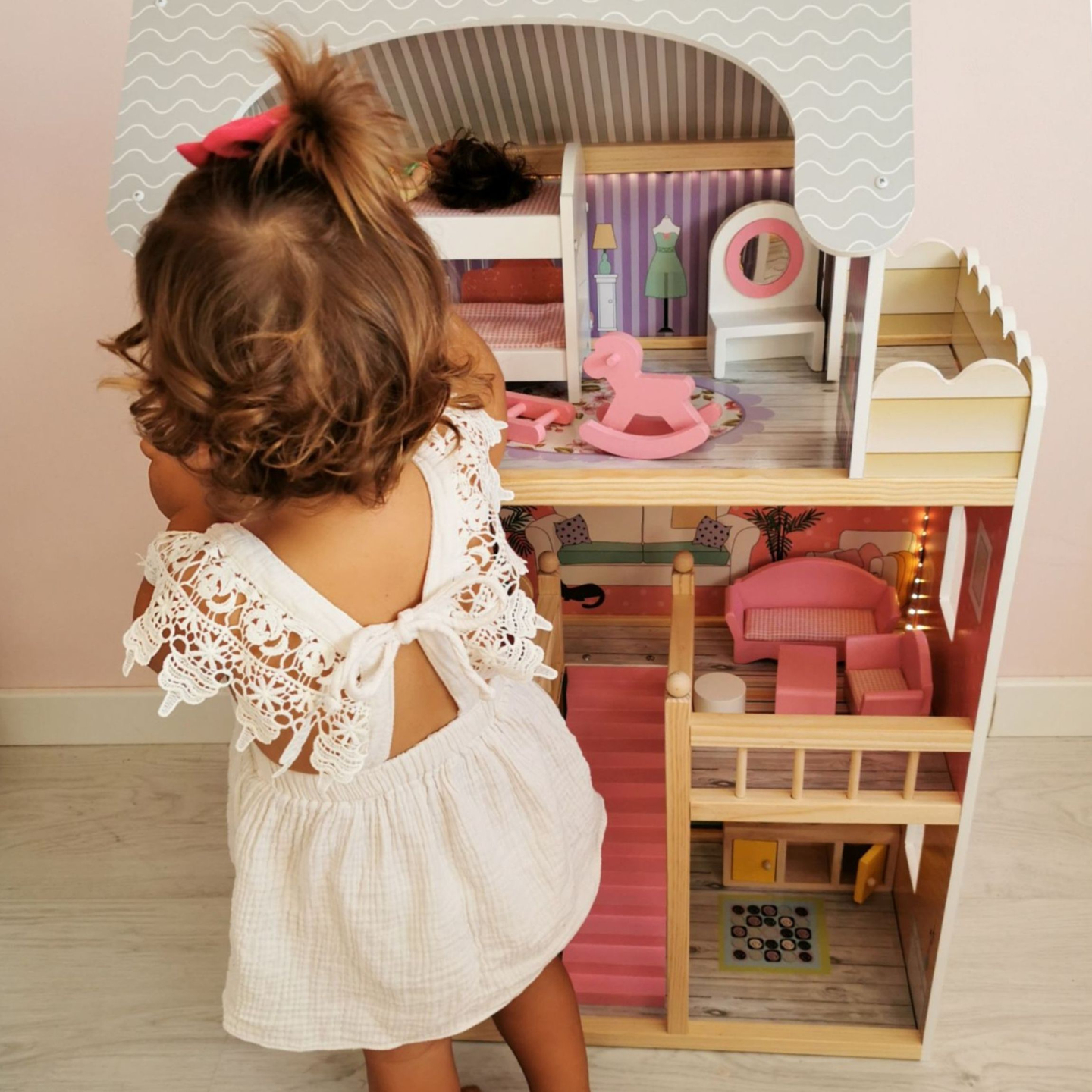 Velika drvena kućica za lutke na 3 kata s terasom, kompletom namještaja i LED rasvjetom!