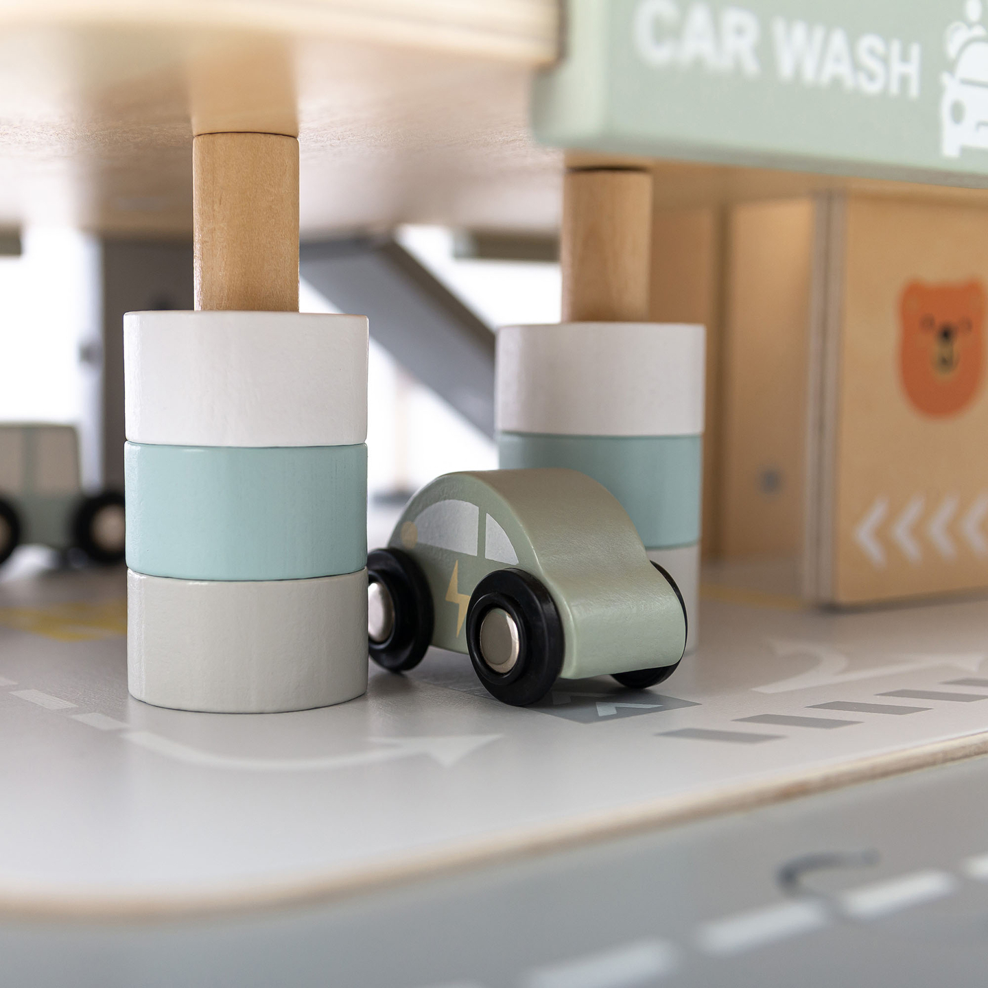 Drvena, trokatna garaža za djecu s pratećom opremom – parkiralište, benzinska postaja, autopraonica, helikopter