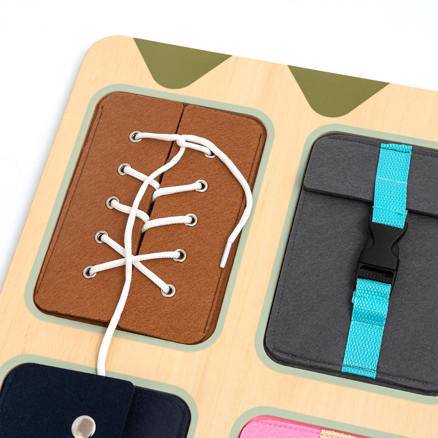 Drvena Montessori manipulativna ploča – Senzorno učenje samostalnosti - vezice, kopče, gumbi, drukeri, patentni zatvarač