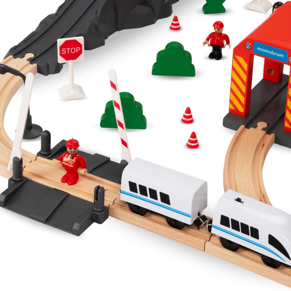 Drveni vlak, vlak na baterije - vatrogasci, tračnice, automobili, mostovi, barijere