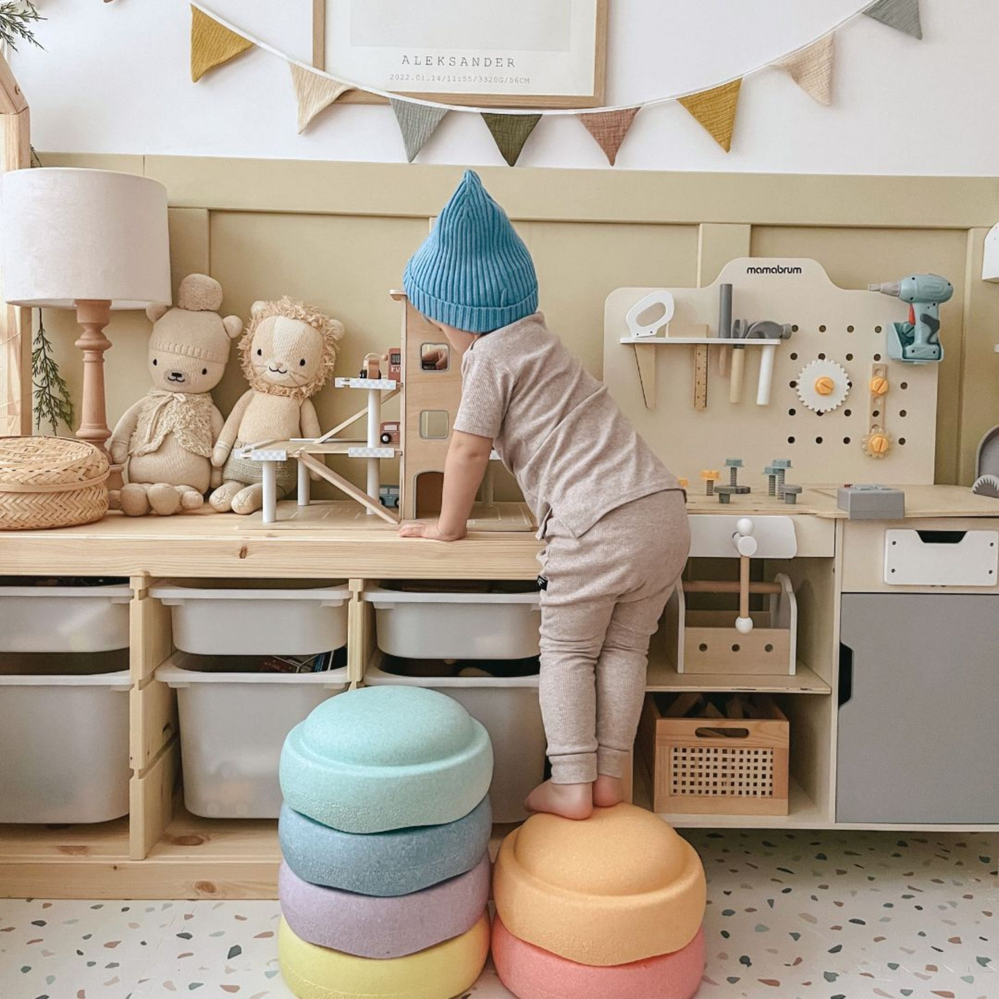 Drveni troetažni parking sa liftom - garaža sa automobilima i helikopterom