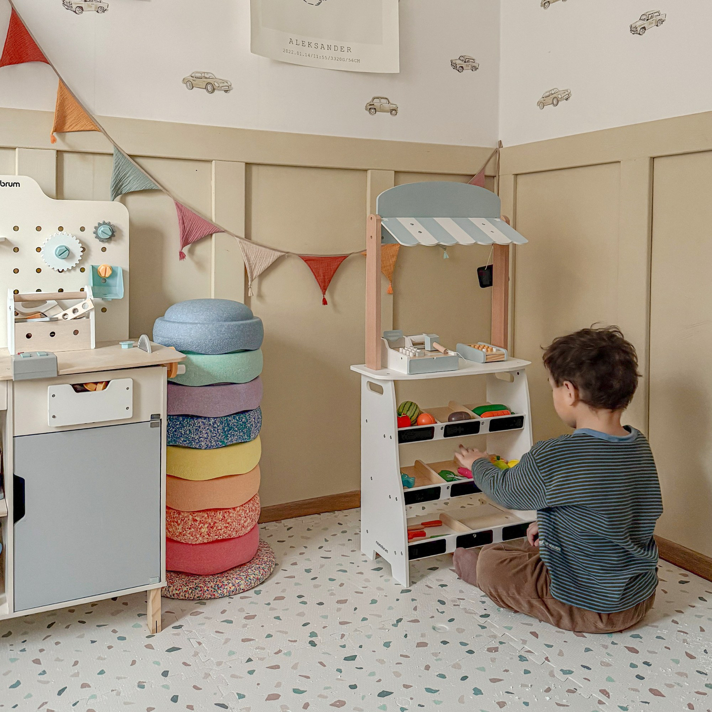 Trgovina mješovitom robom - drveni štand sa kutijama, blagajnom i terminalom