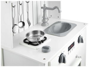 Bijela drvena kuhinja s pregačom, priborom i LED lampom