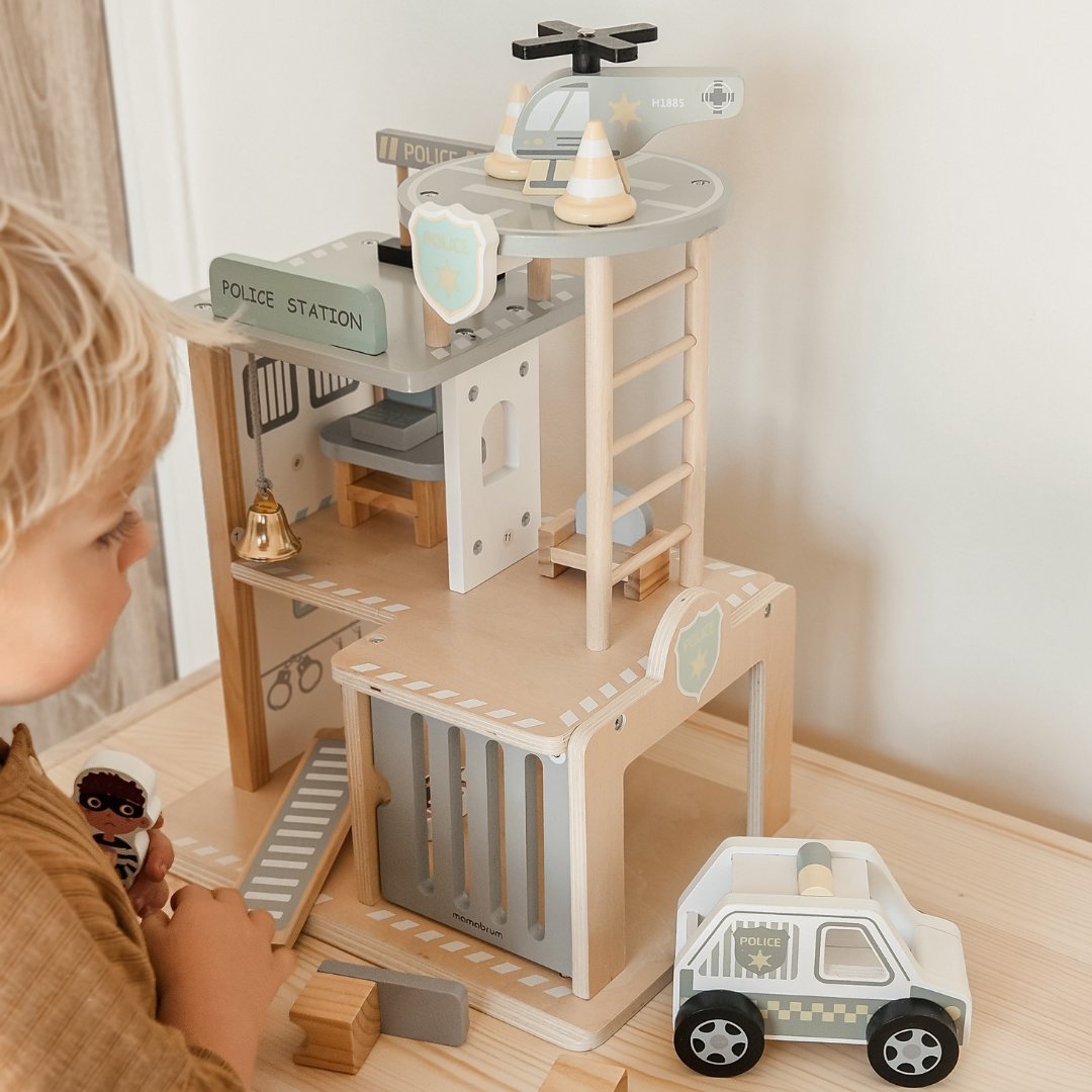 Drvena policijska postaja s dodacima