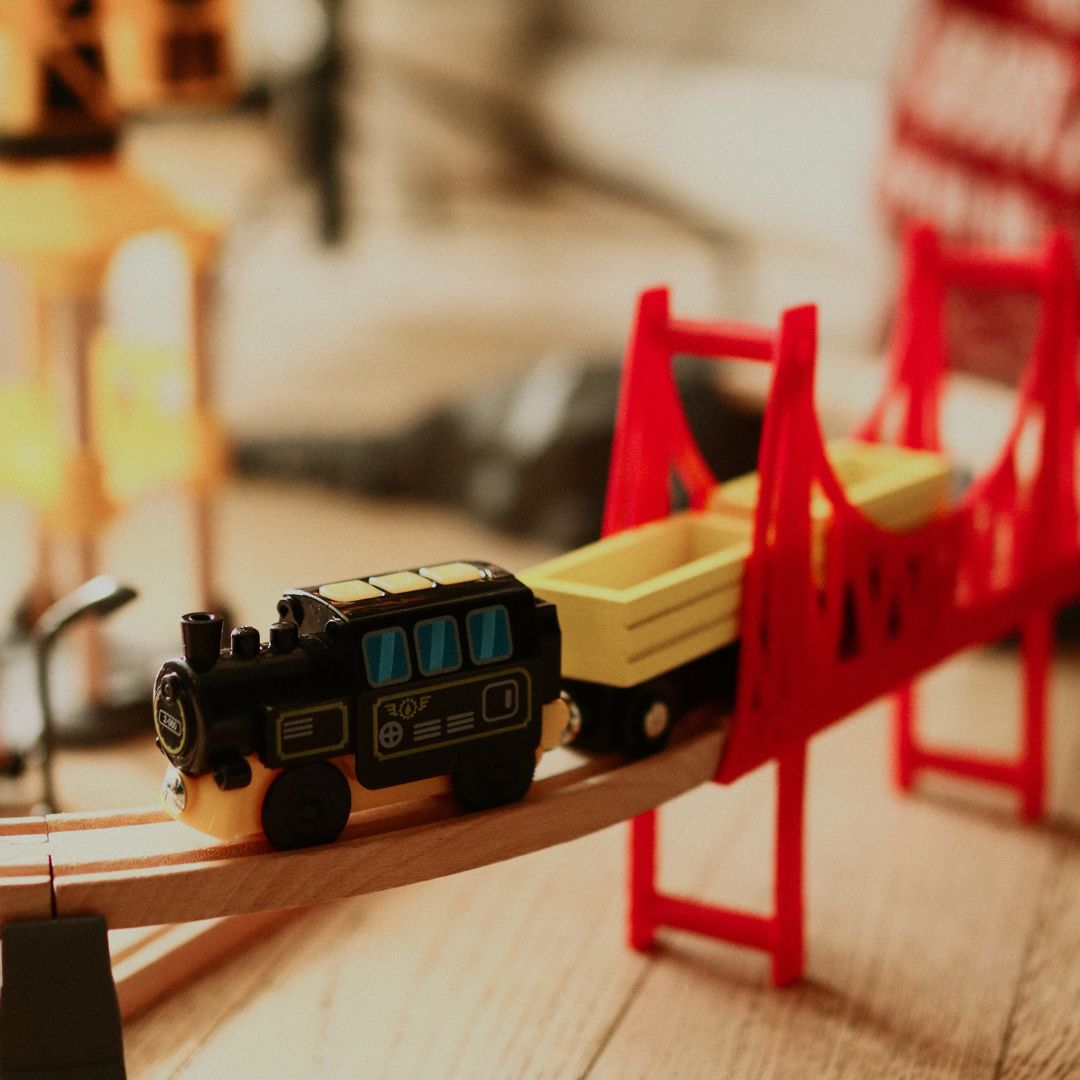 Drvena željeznica, vlak na baterije - Grad: tračnice, automobili, most, aerodrom