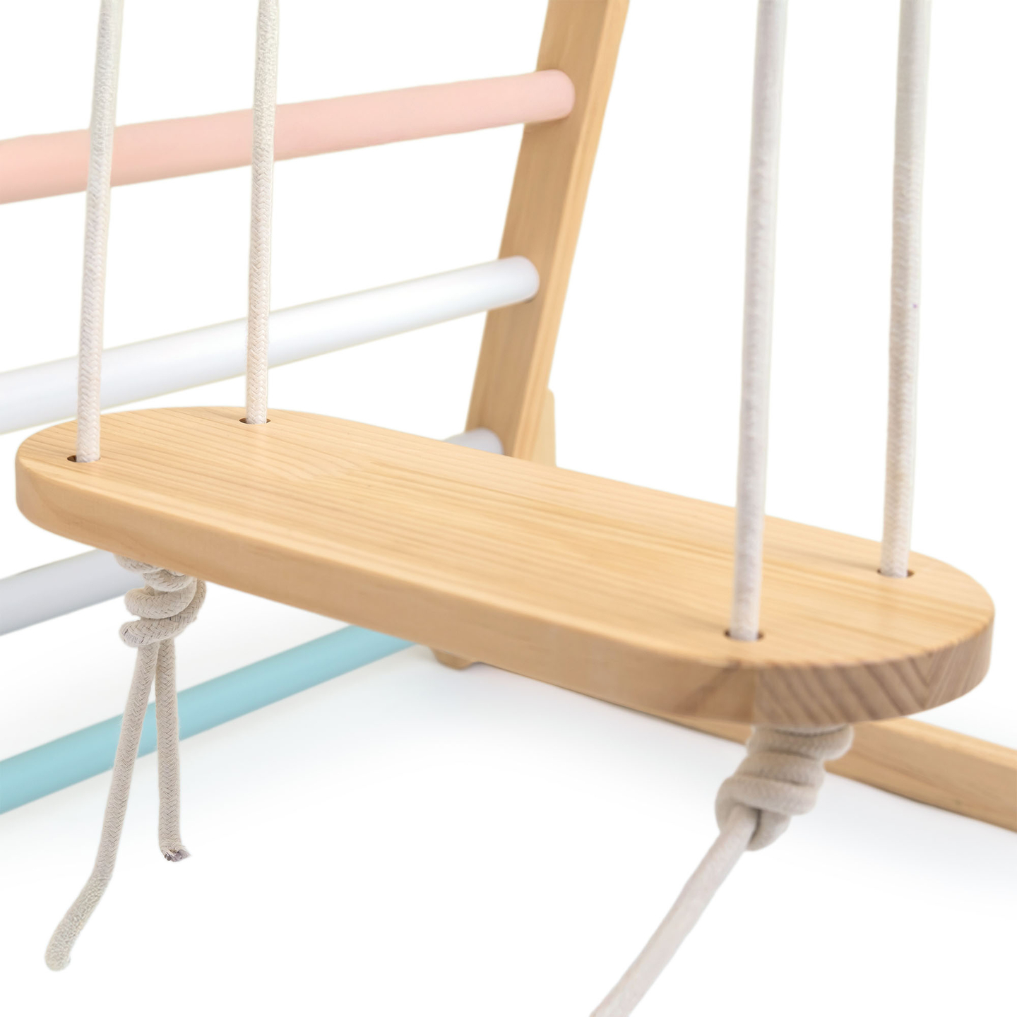 Drveno unutarnje igralište s ljuljačkom, gimnastičkim kolutovima i mrežom za penjanje