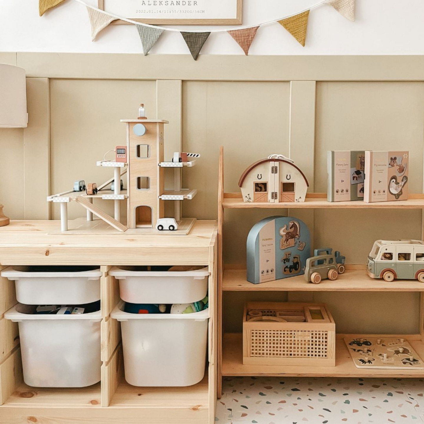 Drveni troetažni parking sa liftom - garaža sa automobilima i helikopterom