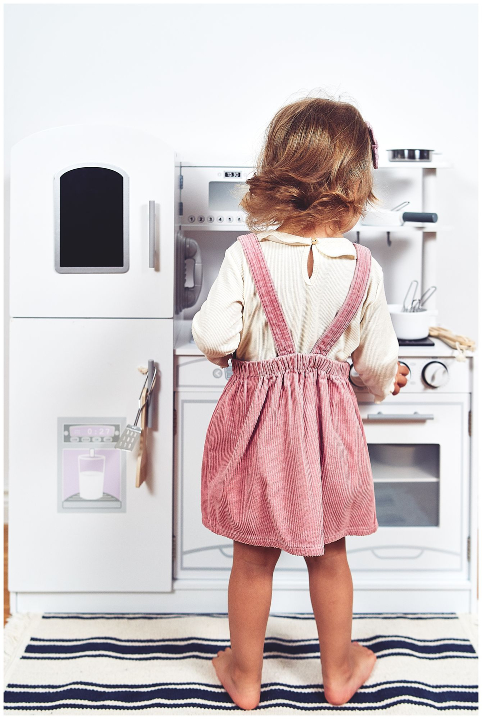 Veliki drveni bijeli kuhinjski dodaci i pregača