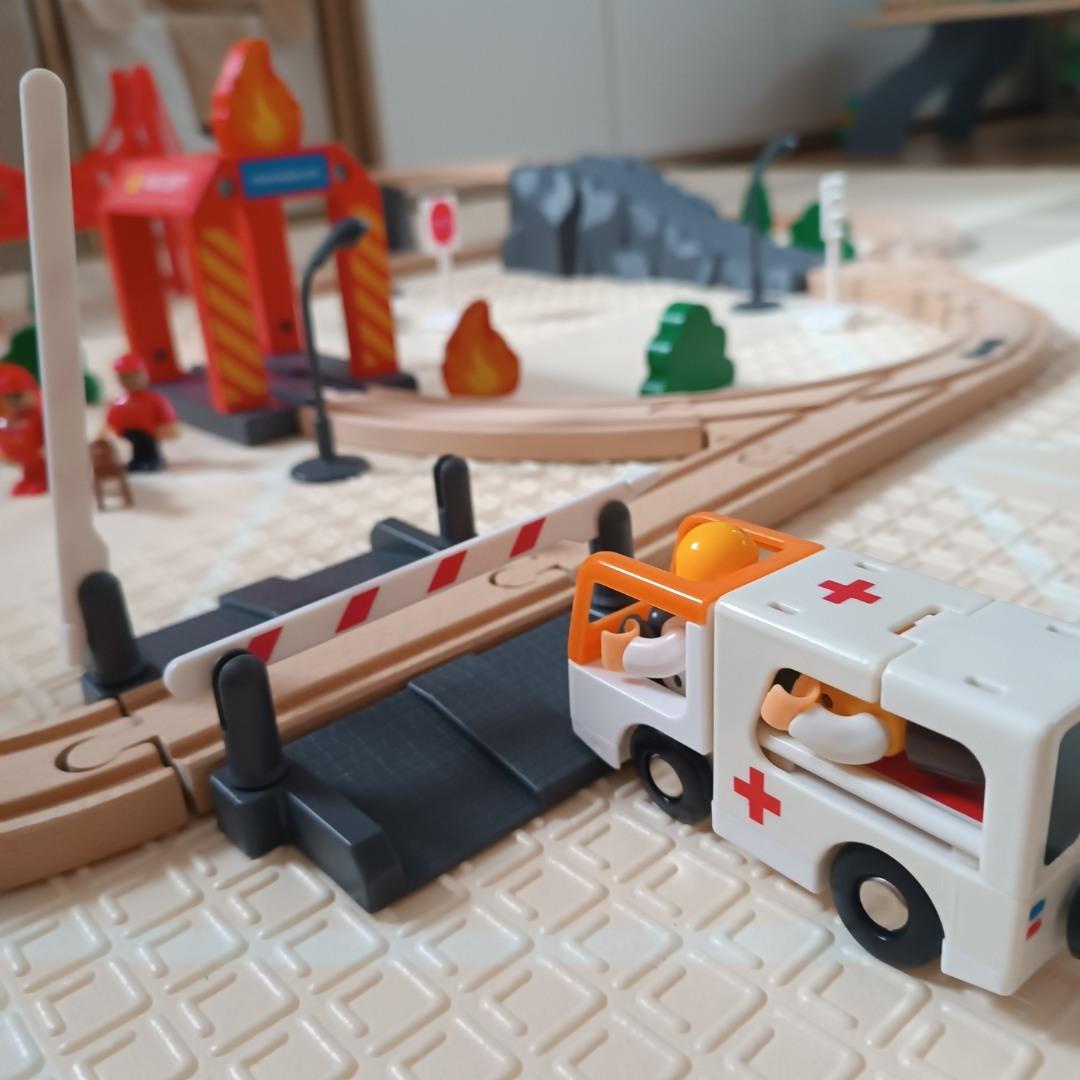 Drveni vlak, vlak na baterije - vatrogasci, tračnice, automobili, mostovi, barijere