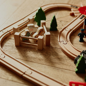 Drvena željeznica, vlak na baterije - Grad: tračnice, automobili, most, aerodrom