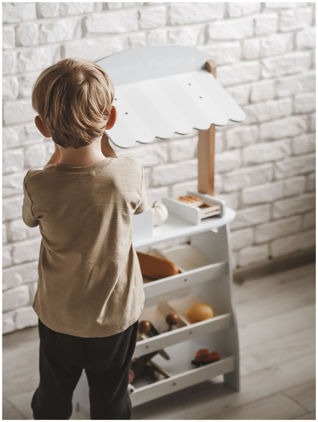 Trgovina mješovitom robom - drveni štand sa kutijama, blagajnom i terminalom