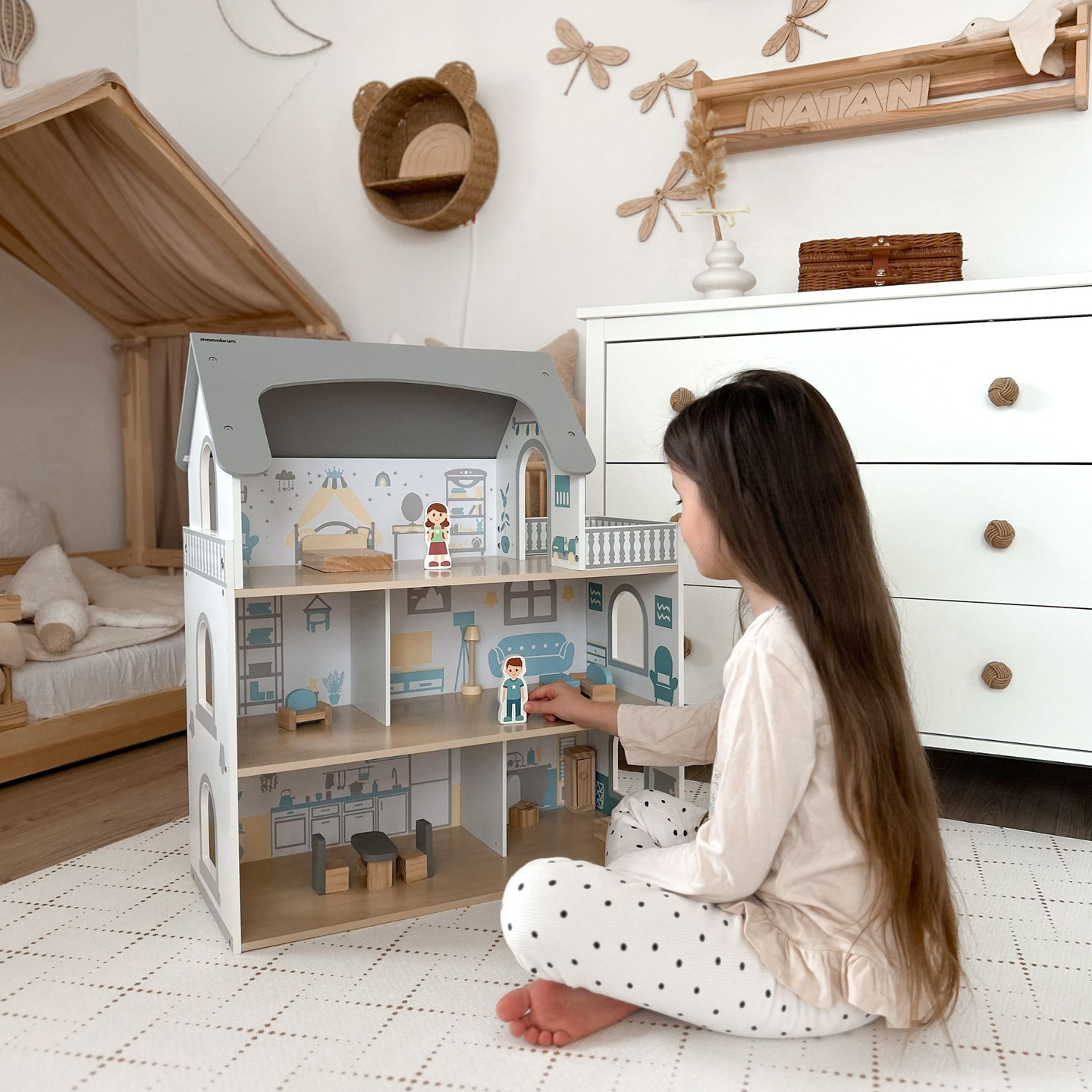 Bijela drvena kućica za lutke s terasom i dodacima