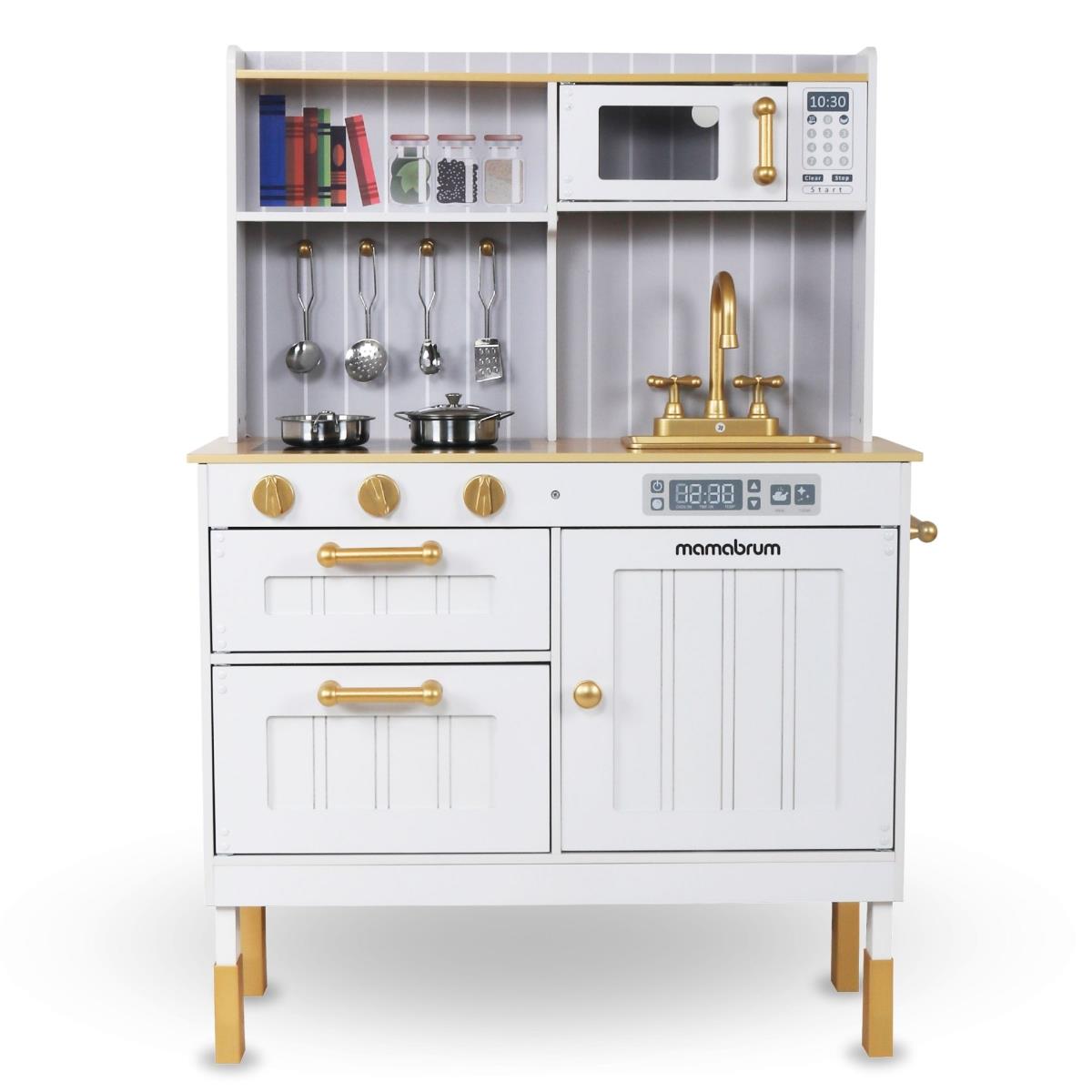 Drvena bijela kuhinja s priborom i pregačom