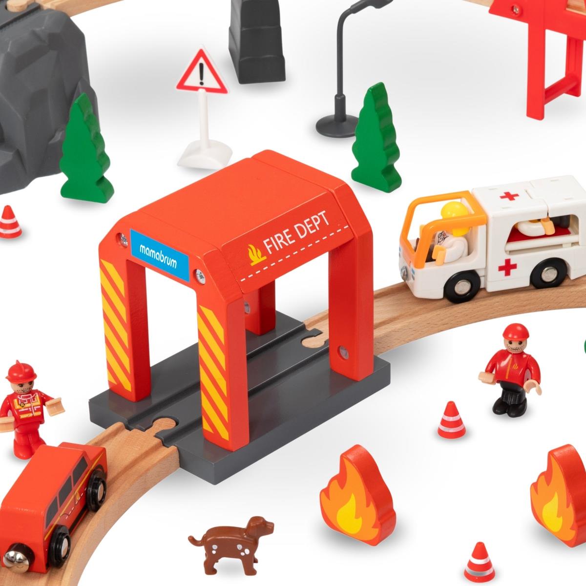 Drveni vlak, vlak na baterije - vatrogasci, tračnice, automobili, mostovi, barijere