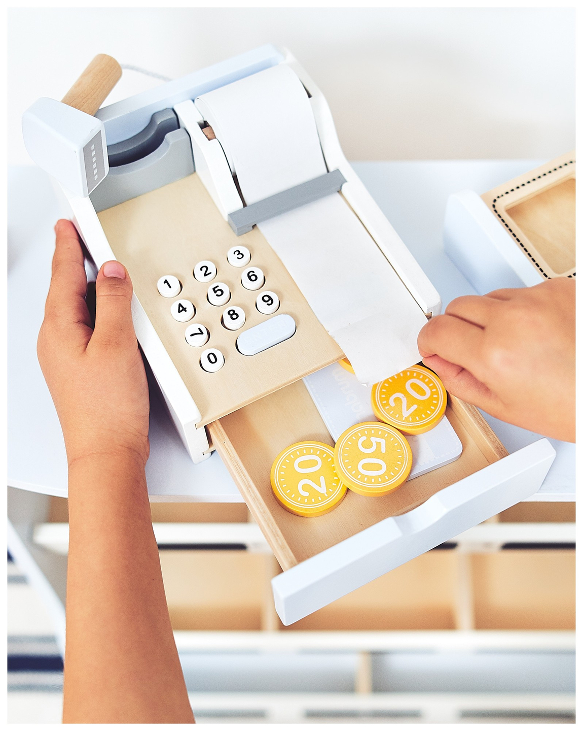 Trgovina mješovitom robom - drveni štand sa kutijama, blagajnom i terminalom