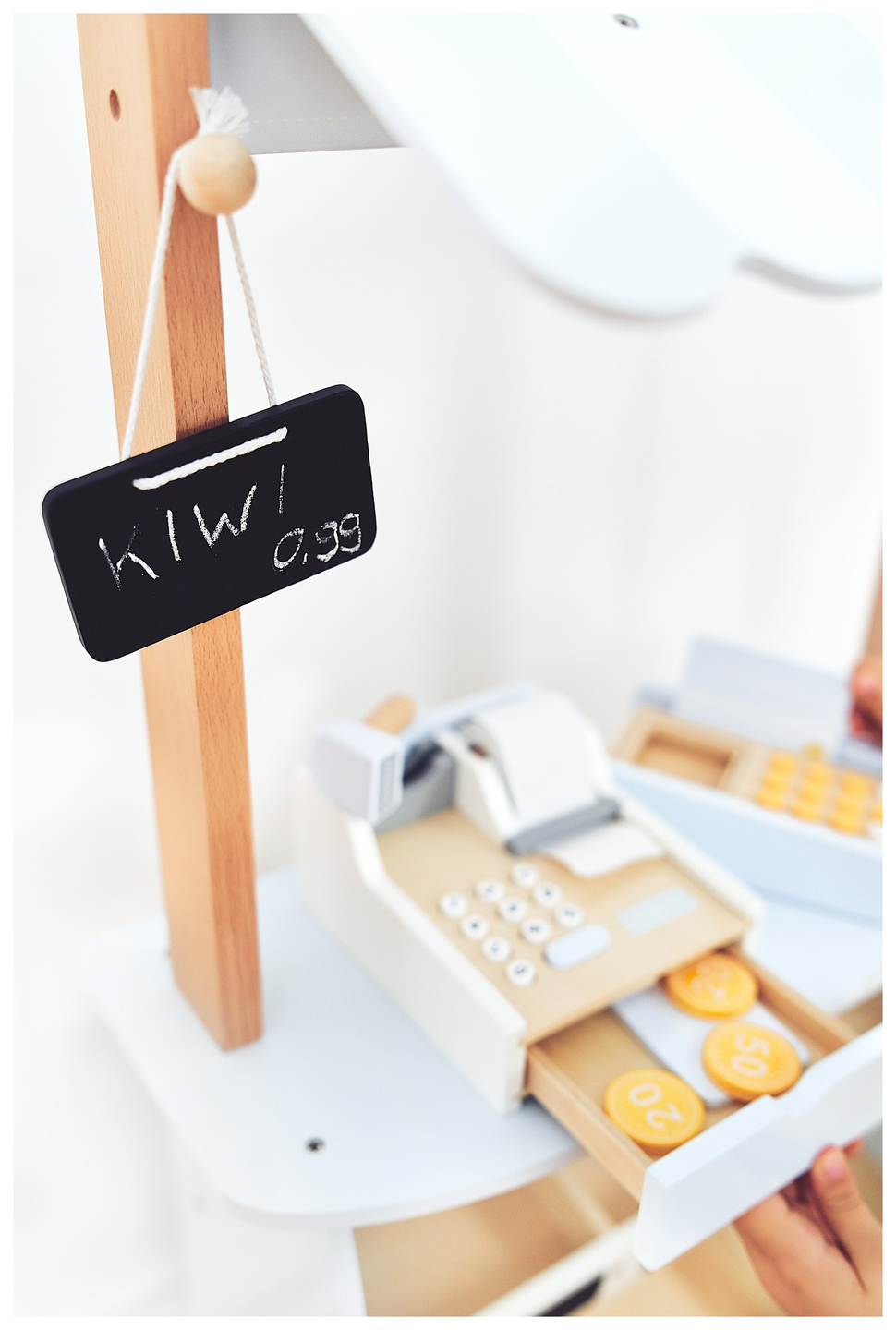 Trgovina mješovitom robom - drveni štand sa kutijama, blagajnom i terminalom