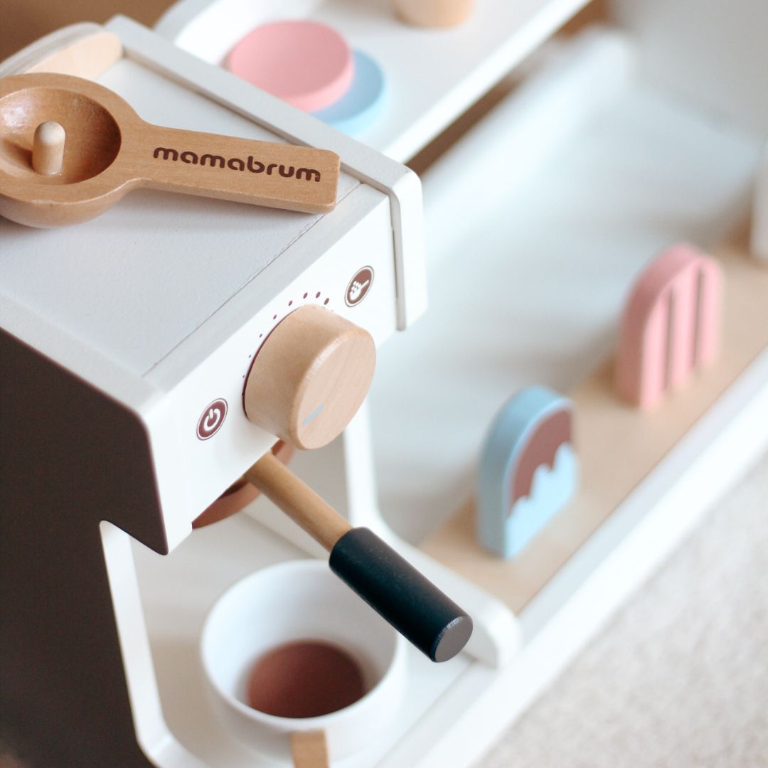 Drvena slastičarnica sa aparatom za kavu - kavana sa pratećom opremom