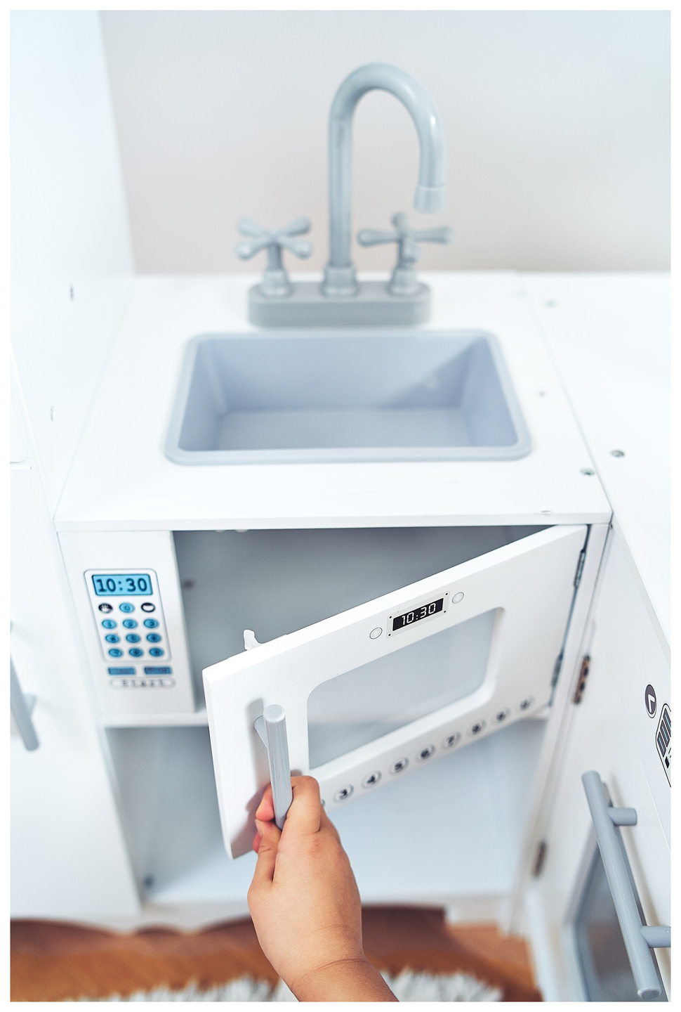 XXXL drvena kutna kuhinja s hladnjakom, pećnicom, perilicom rublja, pregačom i dodacima