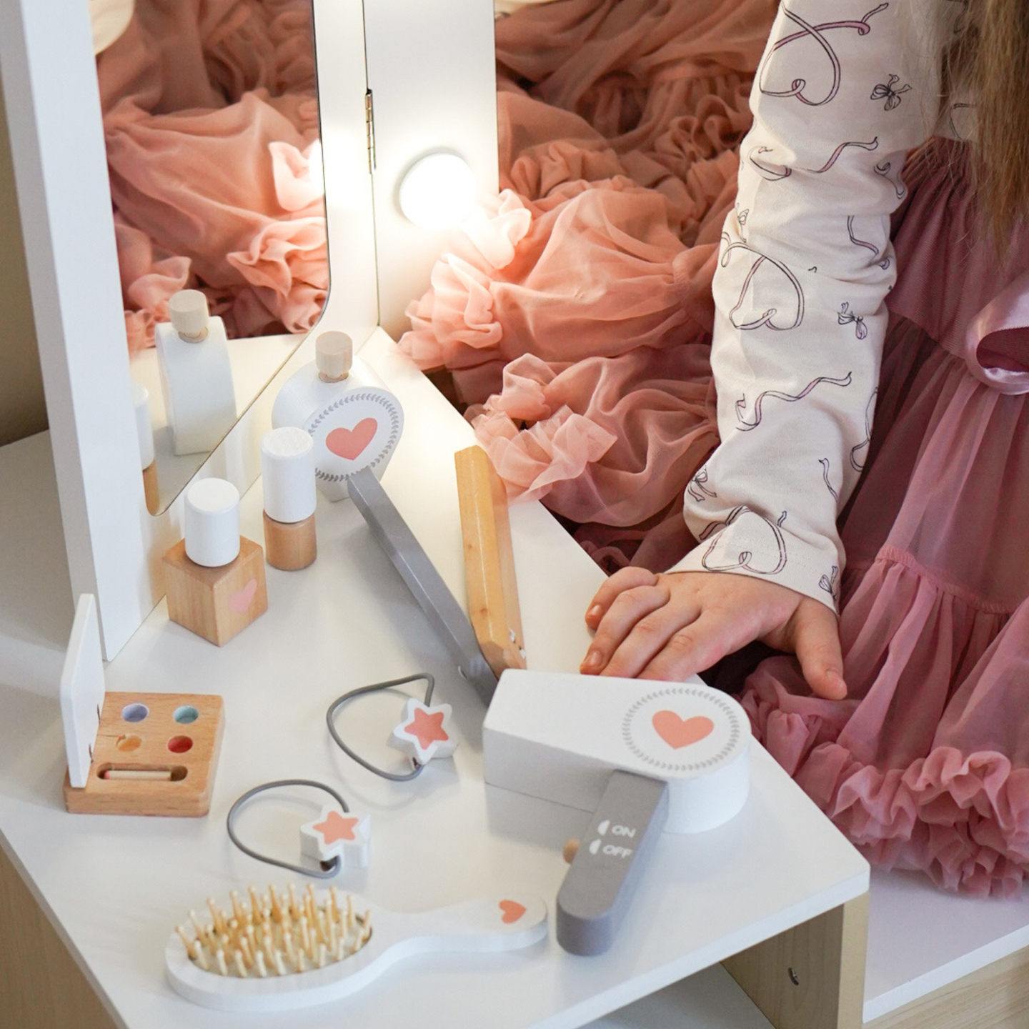 Drveni dječji toaletni stolić sa stolicom, priborom i LED rasvjetom