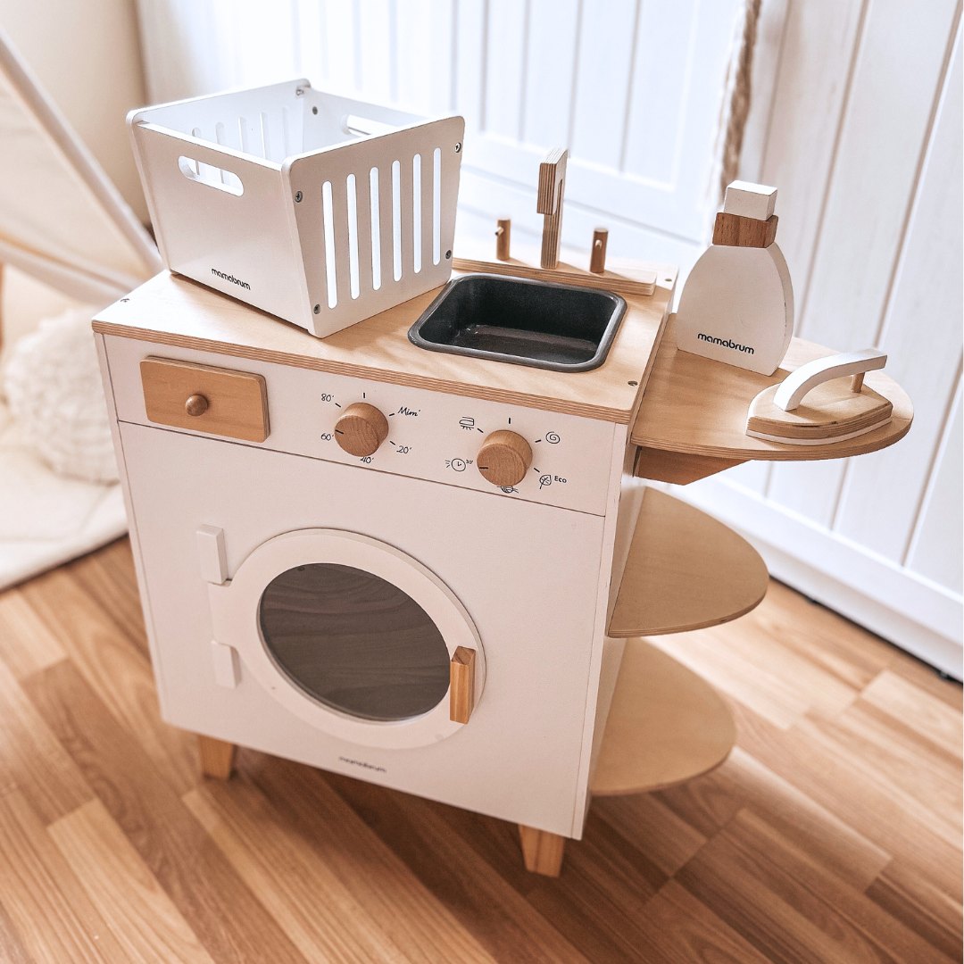 Drvena perilica rublja s glačalom, košarom i tekućinom za pranje