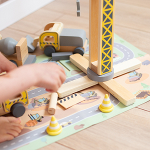 Drveno gradilište s velikim pokretnim kranom i vozilima, toranjski kran