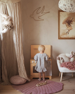 Drvena kuhinja s pregačom, dodacima i LED rasvjetom