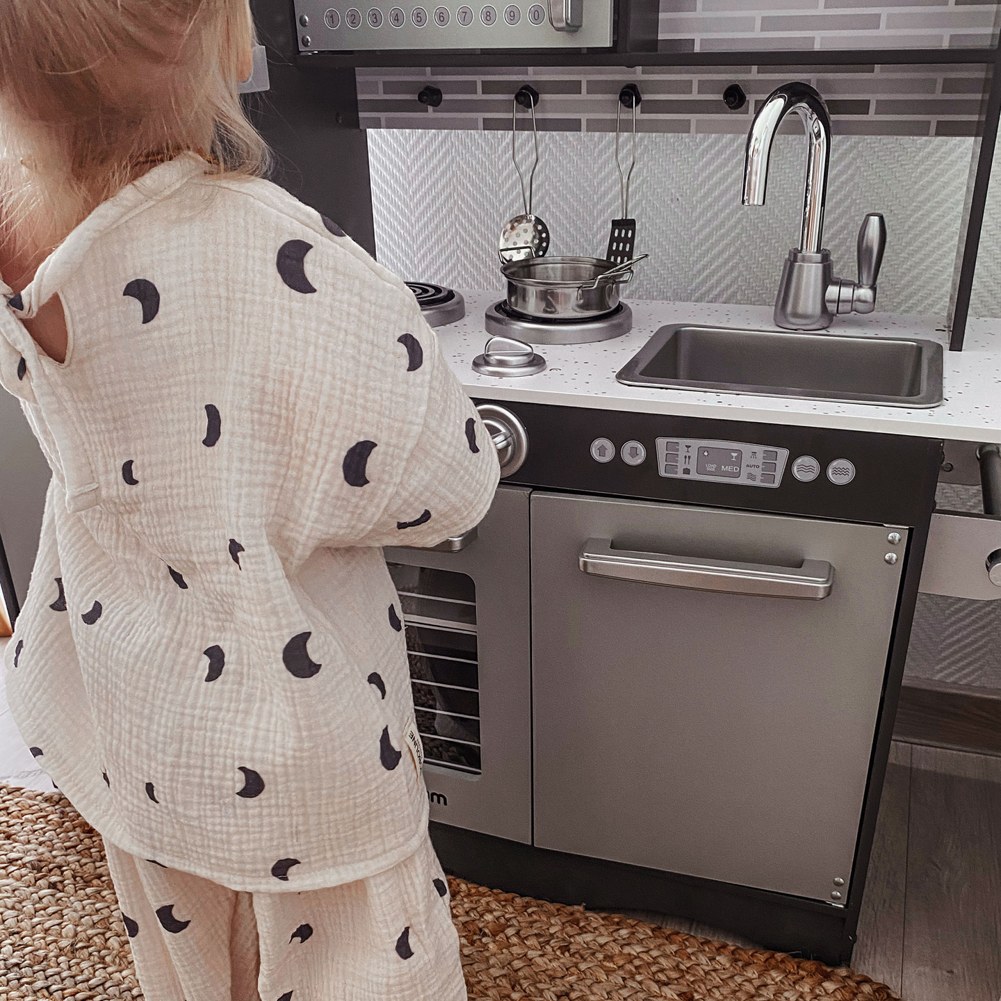 XXL drvena kuhinja s LED rasvjetom, pregačom i priborom