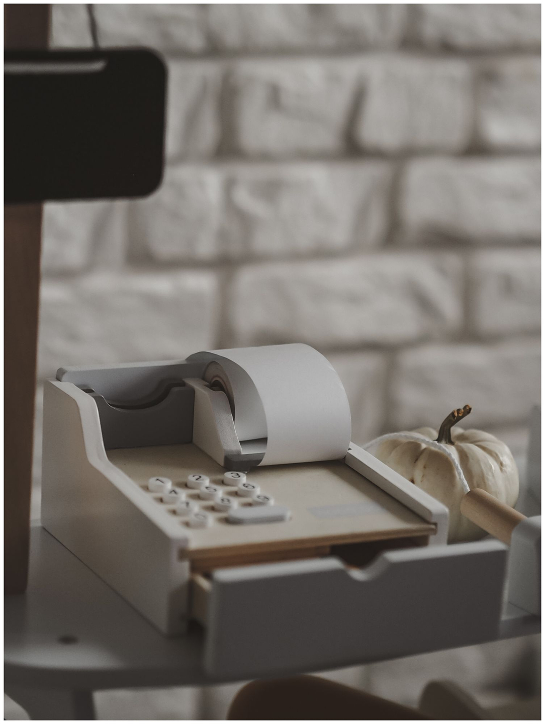 Trgovina mješovitom robom - drveni štand sa kutijama, blagajnom i terminalom