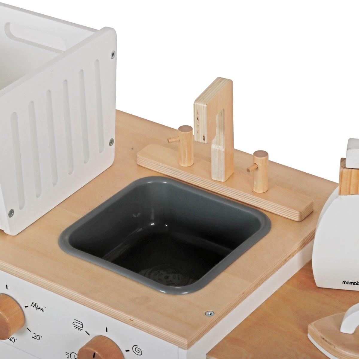 Drvena perilica rublja s glačalom, košarom i tekućinom za pranje