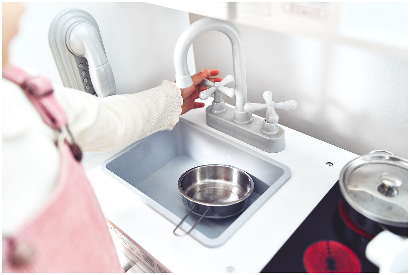 Veliki drveni bijeli kuhinjski dodaci i pregača