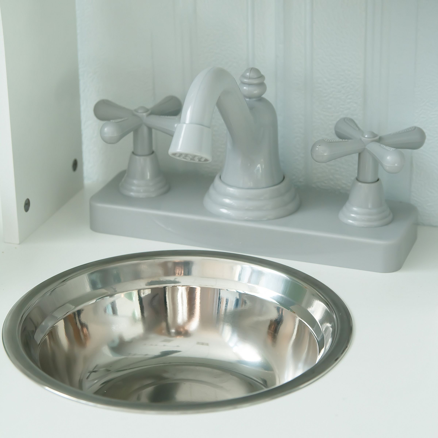 Drvena kuhinja za djecu s mikrovalnom pećnicom