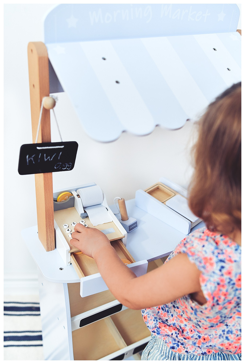 Trgovina mješovitom robom - drveni štand sa kutijama, blagajnom i terminalom