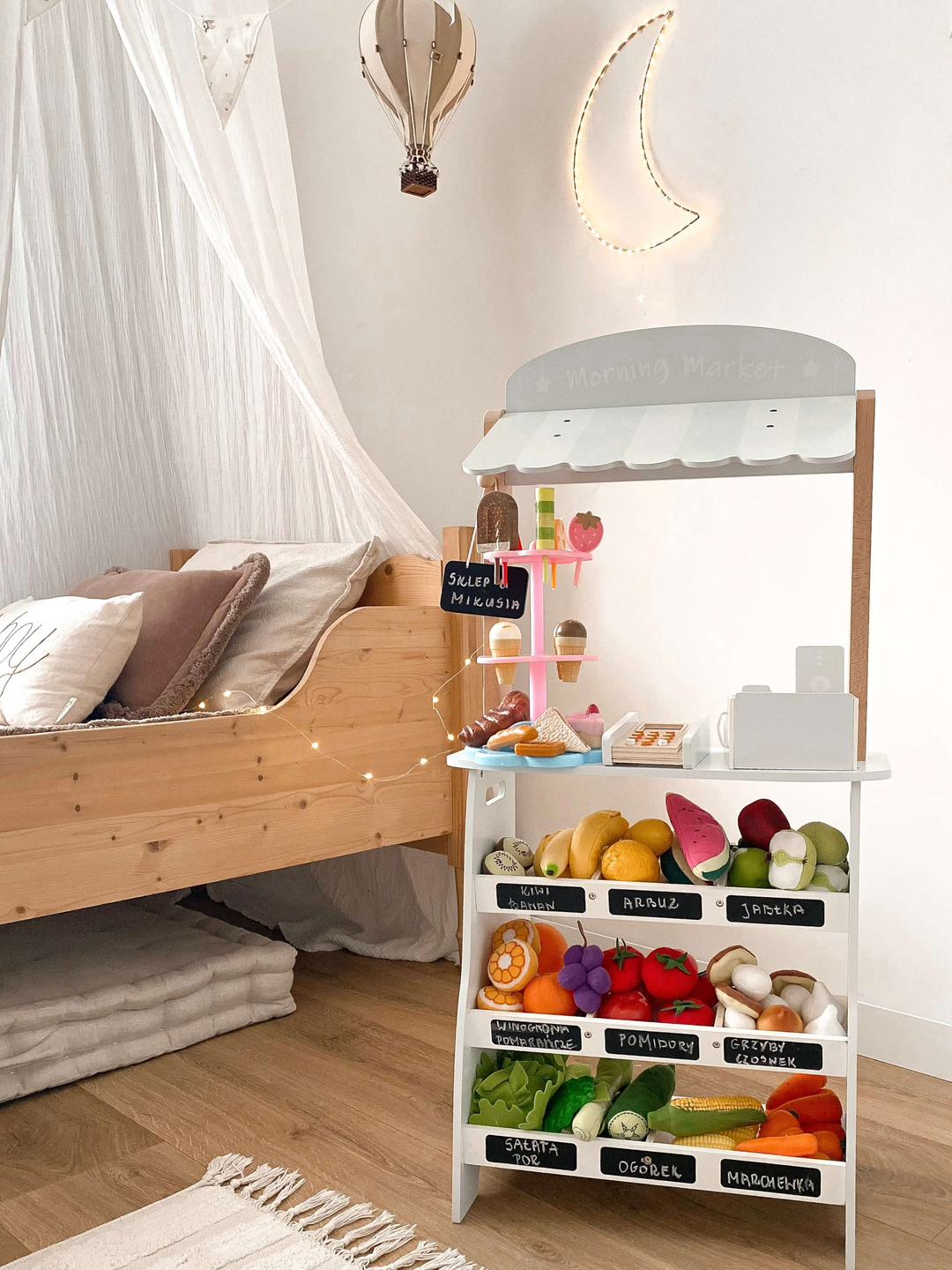 Trgovina mješovitom robom - drveni štand sa kutijama, blagajnom i terminalom