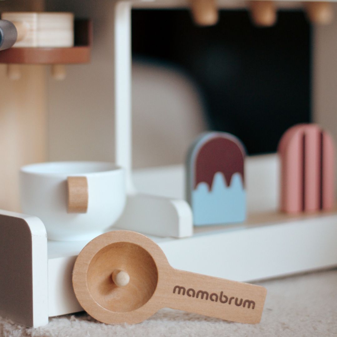 Drvena slastičarnica sa aparatom za kavu - kavana sa pratećom opremom