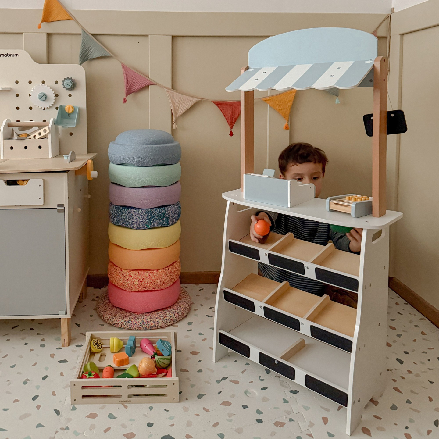 Trgovina mješovitom robom - drveni štand sa kutijama, blagajnom i terminalom