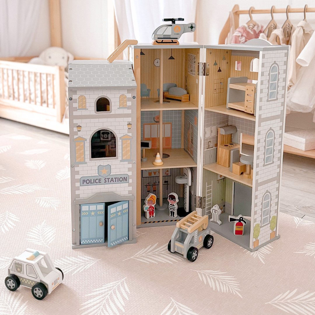 Veliki sklopivi vatrogasni dom s policijskom postajom - drveni set. Vatrogasna i policijska postaja s priborom.