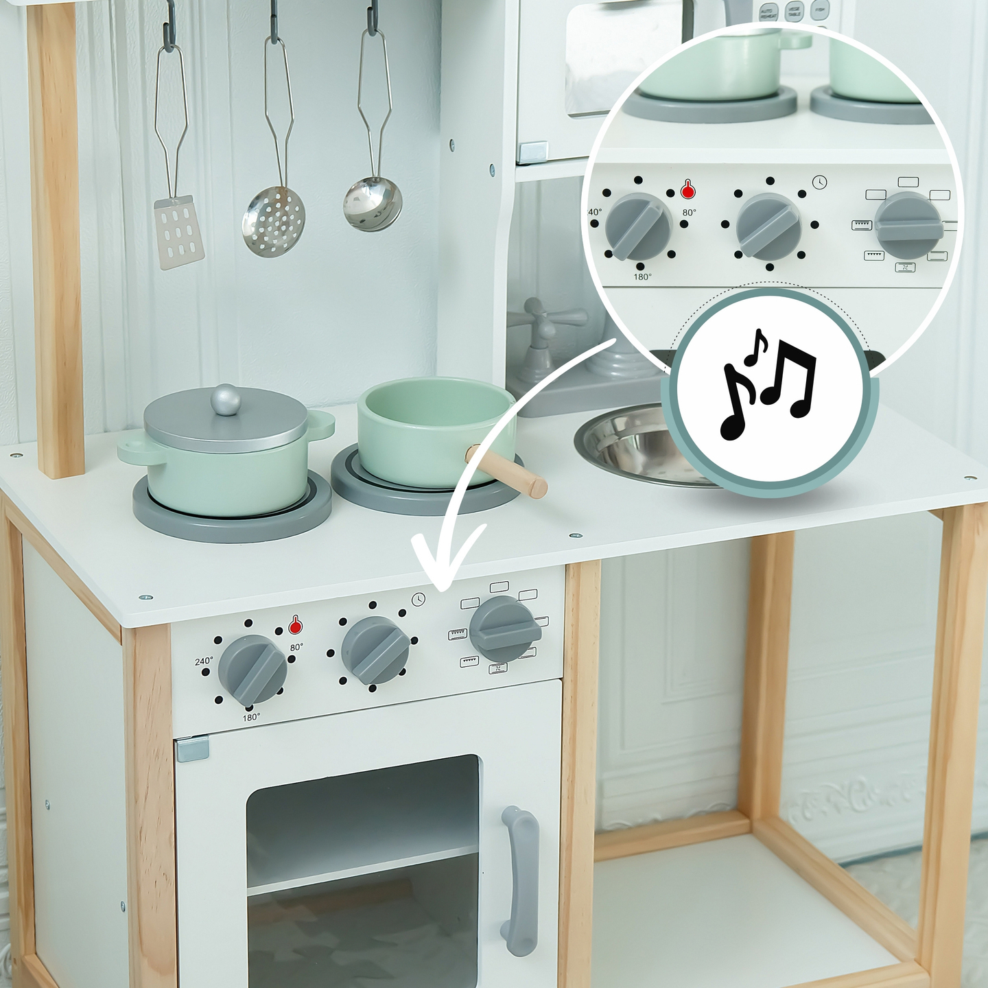 Drvena kuhinja za djecu s mikrovalnom pećnicom