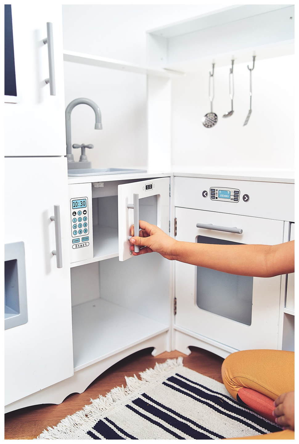 XXXL drvena kutna kuhinja s hladnjakom, pećnicom, perilicom rublja, pregačom i dodacima