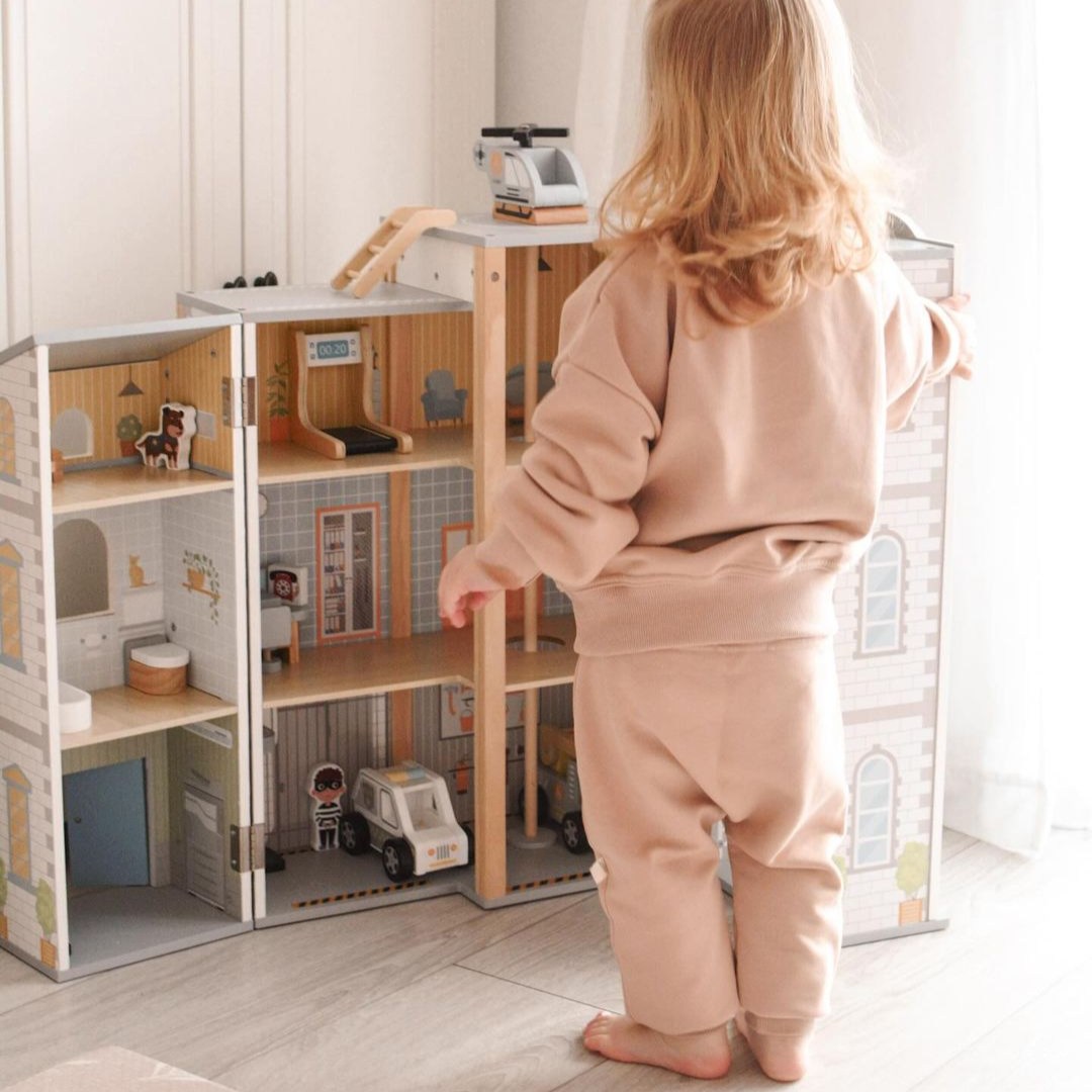 Veliki sklopivi vatrogasni dom s policijskom postajom - drveni set. Vatrogasna i policijska postaja s priborom.