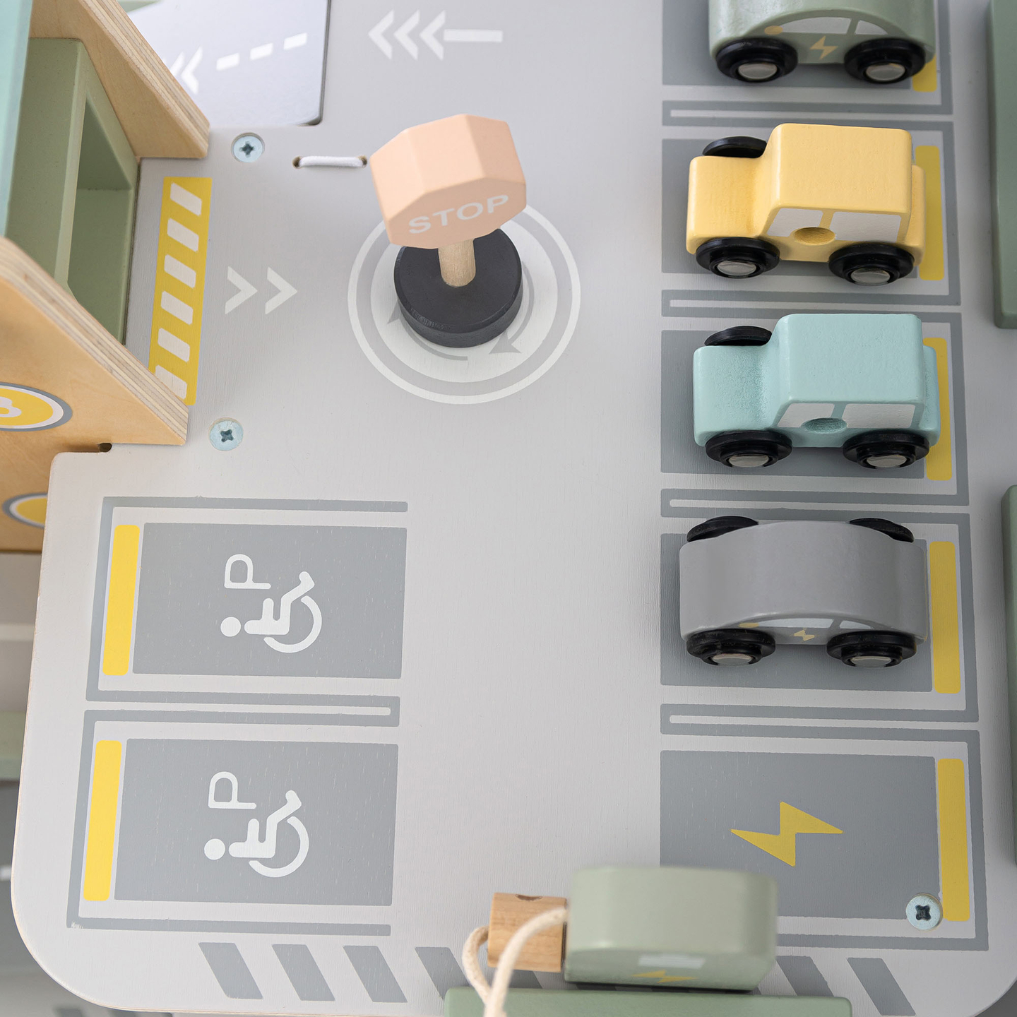 Drvena, trokatna garaža za djecu s pratećom opremom – parkiralište, benzinska postaja, autopraonica, helikopter