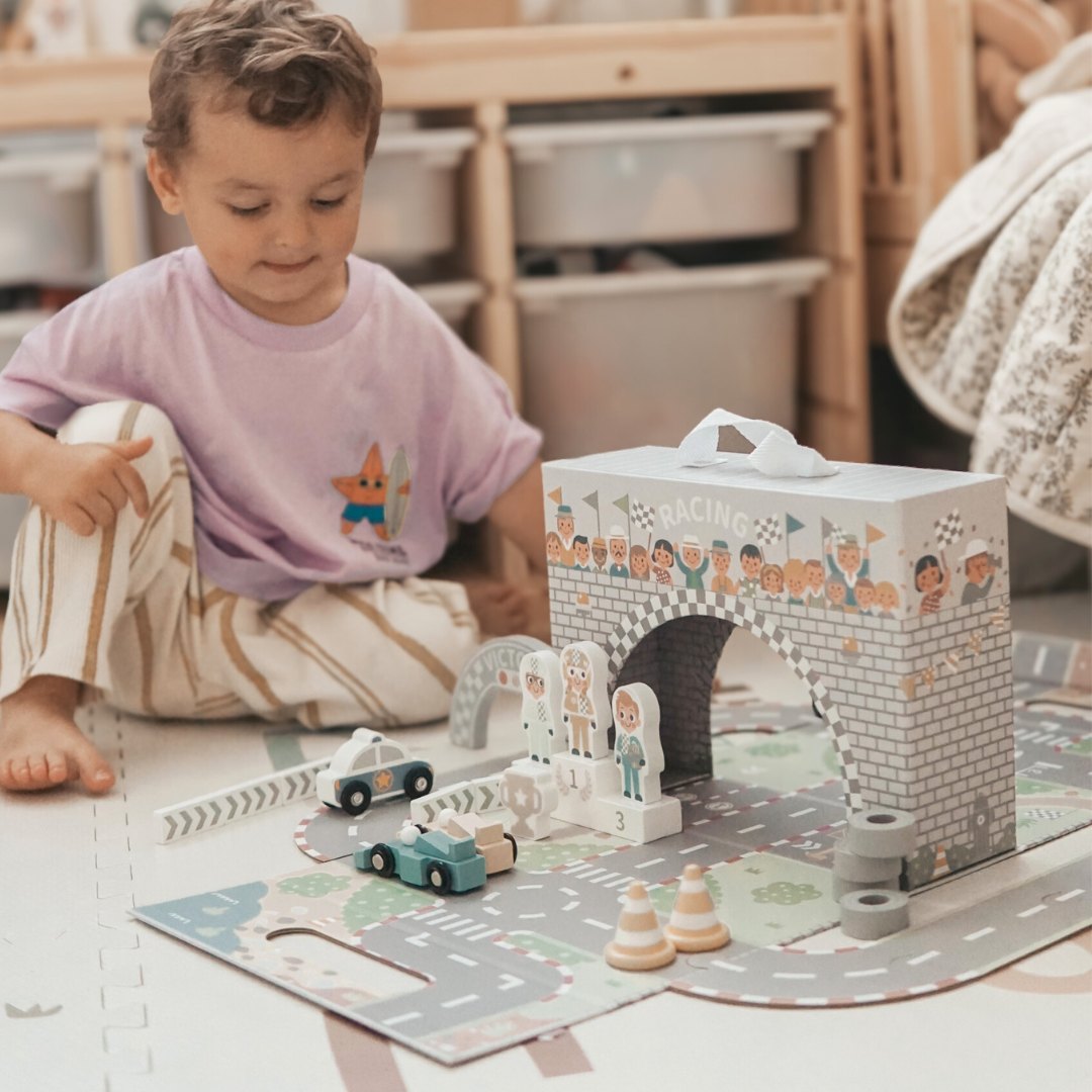 Magnetni kofer s trkaćom stazom, drvenim vozilima i cestovnim dodacima