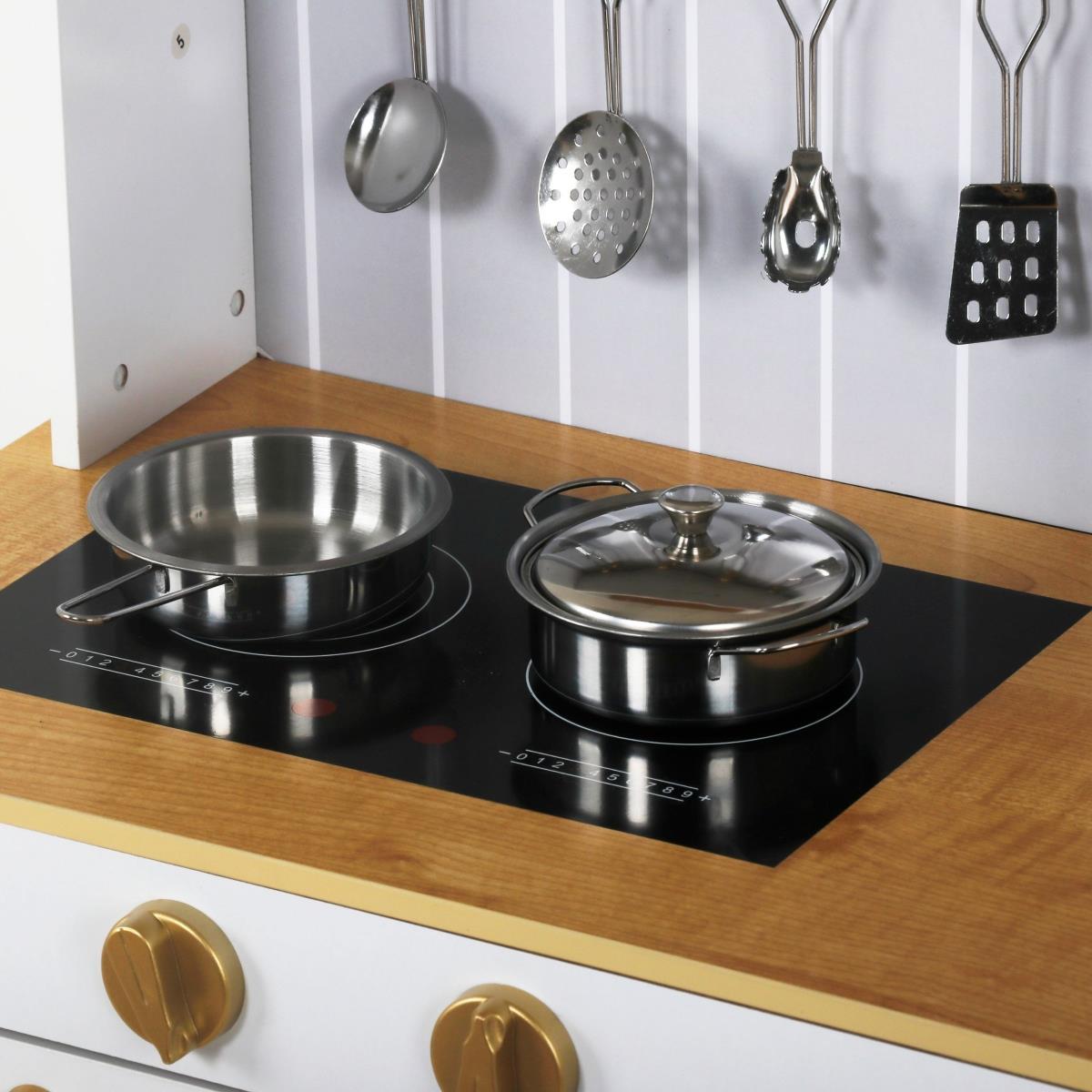 Drvena bijela kuhinja s priborom i pregačom