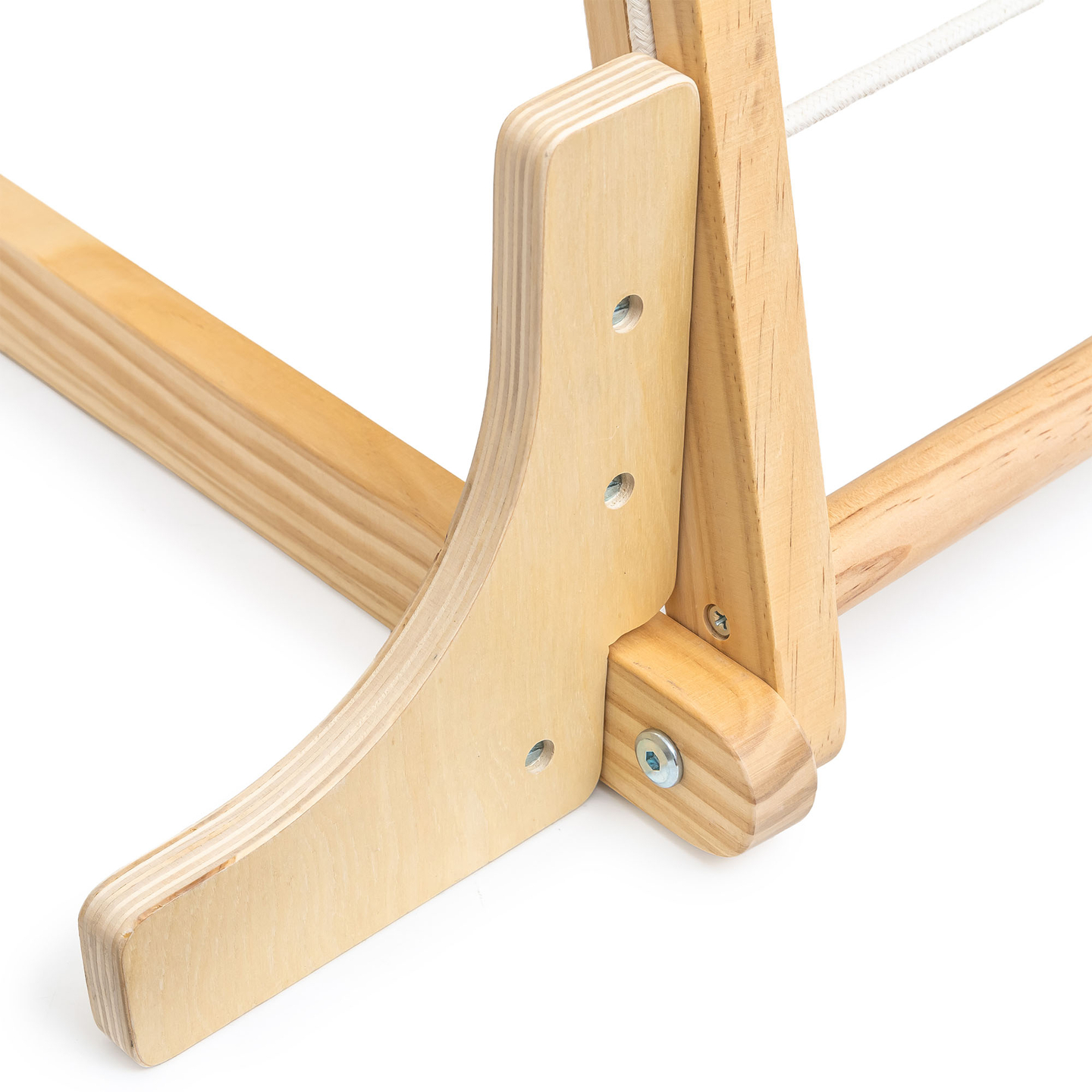 Drveno unutarnje igralište s ljuljačkom, gimnastičkim kolutovima i mrežom za penjanje