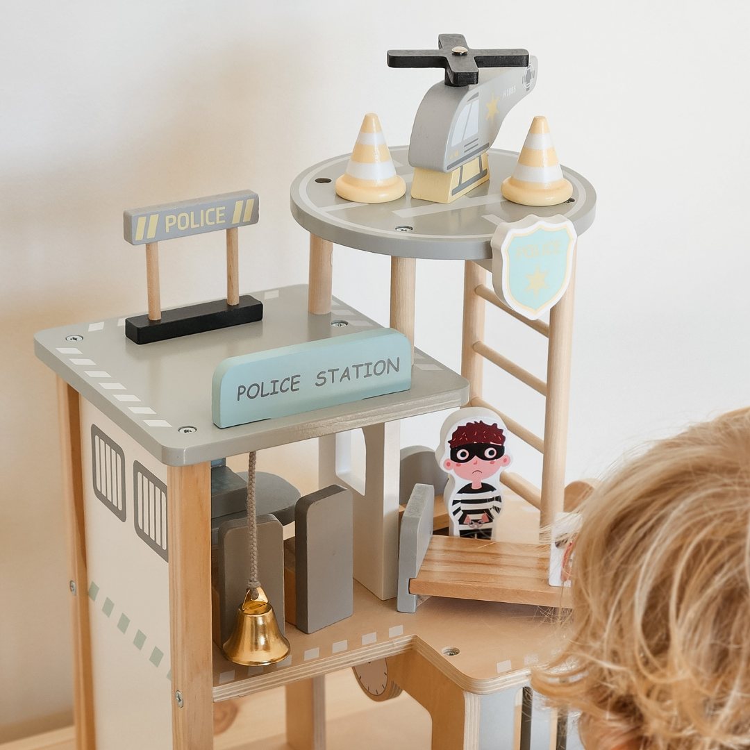 Drvena policijska postaja s dodacima