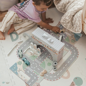 Magnetni kofer s trkaćom stazom, drvenim vozilima i cestovnim dodacima