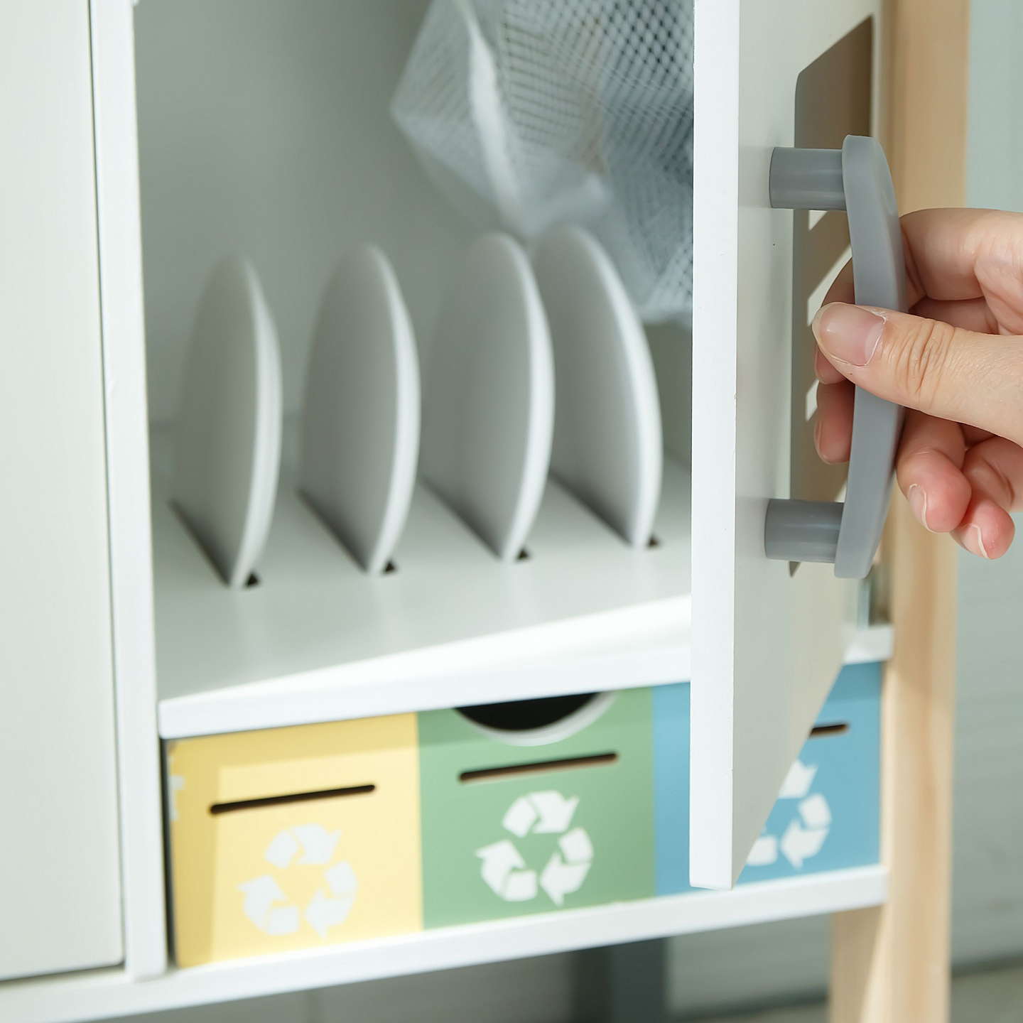 Interaktivna kuhinja s perilicom rublja, perilicom posuđa i pločom za pisanje kredom