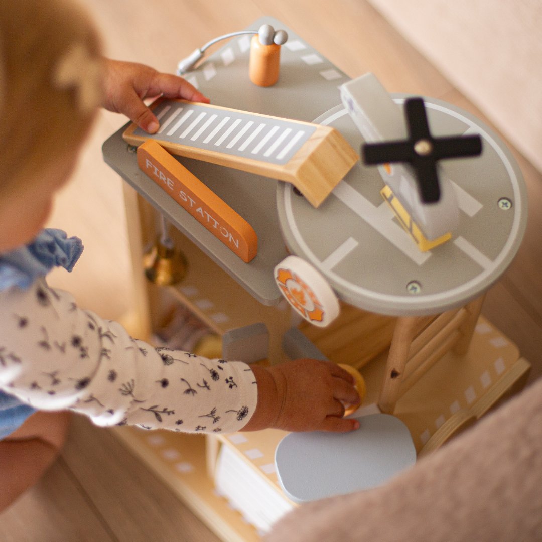 Drveni vatrogasni dom s dodacima, vatrogasni dom